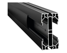 Nærbillede af den sorte Vogels PUC 2920 Connect-it stang, der viser aluminiumsprofilets detaljerede design og spor.
