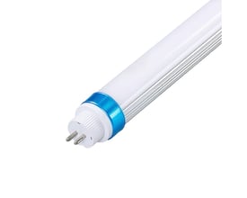 LEDlife T5-51.7 LED-rør på 7,5 W set skråt fra enden med de to metalben og den hvide rørkrop.