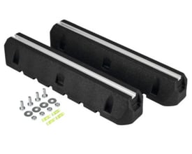 To sorte Core montageblokke med aluminiumsprofil og medfølgende monteringsdele, fremstillet af genanvendt gummi.