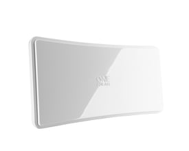 Tæt på af den hvide One For All SV 9421 indendørs antenne, der viser dens buede, blanke front og diskrete design.