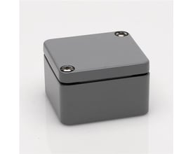 Bernstein CA-020 aluminiumskasse, 50x45x30 mm, vist med låg og fire synlige skruer på en lys, neutral baggrund.