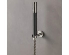 Vola T8 holder til lav montage i matsort 27 med børstet stål finish, monteret på en grå væg.