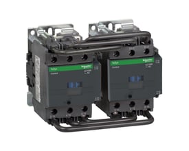 Schneider Electric TeSys D reverseringskontaktor, 80A, 2x3-polet med 2NO+2NC kontakter og 24VAC spole, vist parvis med ledningsføring.