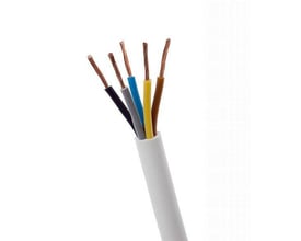 Hvid H05VV-F ledning med 5G1,5 tværsnit, der viser de fem indre kobberledere på hvid baggrund.