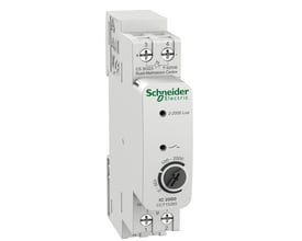 Schneider Electric IC 2000D skumringstimer med 230V spænding og 18mm modulstørrelse, monteret på DIN-skinne.