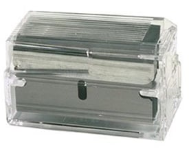 En gennemsigtig plastdispenser indeholdende 10 stk. Stanley glasskraber knivblade, 40 mm, klar til brug.