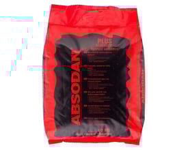 Stor rød pose med sort tekst indeholdende 10 kg absorberende granulat fra ABSODAN, egnet til trafikområder og multi-purpose brug.