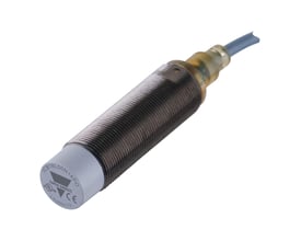 Carlo Gavazzi induktiv sensor M18 med gevindhus, grå sensorfront og tilsluttet kabel, vist skråt forfra.