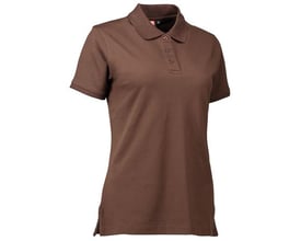ID Identity klassisk poloshirt til damer i mocca-farve, lavet af piquékvalitet med stretch og tre tone i tone-knapper ved kraven.
