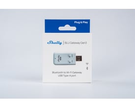 Emballagen til Shelly BLU Gateway Gen3 viser gatewayen som hvid USB-dongle med Bluetooth- og Wi-Fi-symboler.