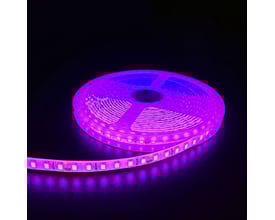 En 5 meter lang pink LED-strip på en rulle, lysende i mørket med 120 LED/meter.