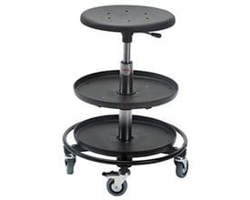 Sigma montørstol med sort skumsæde og dobbelt bakke, justerbar højde fra 37-50 cm, stående på 5 hjul.