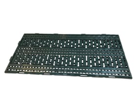 ARCA arbejdspladsmåtte på 1200 x 600 x 25 mm i grøn med åben, rillet profil, set skråt ovenfra.
