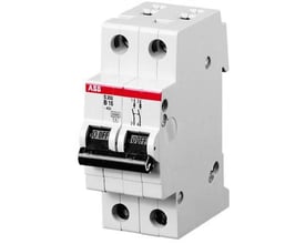 ABB S200 automatsikring, 10 A med C-karakteristik, set skråt forfra med hvidt hus, sort betjeningsgreb og rød mærkestrimmel.