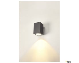 SLV Enola Square L Single udendørs LED-væglampe i antracit ses monteret på en væg med lys nedad.
