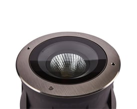 Ansell Lighting Fresno 220 nedgravningsspot med kip, 30W og 3000K varmt hvidt lys, vist på en hvid baggrund.