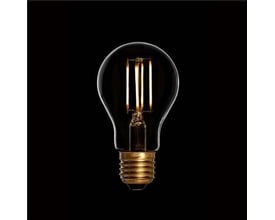 DANLAMP Eksteriør standard LED-pære med klar, klassisk glaskolbe, synlige gyldne filamenter og E27-fatning.