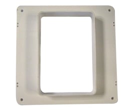 Overgang til ventilator med mål 10x15 cm, lavet af hvidt plastik med synlige skruehuller.