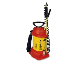 Gul og rød 5 liters højtryksprøjte fra Ferrox Plus, designet til kemisk rengøring og desinfektion med en bærerem.