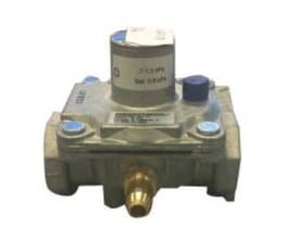 Gastrykregulator med prøvestuds i metal, 1/2" tilslutning og 13 bar tryk, velegnet til bygas.