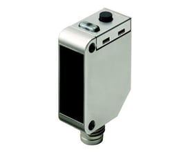 Omron retroreflekterende sensor i metalhus med 500mm detektionsafstand og M8 stik, vist på hvid baggrund.