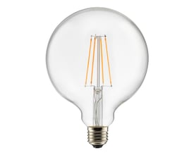 Klar globe LED pære, Ø125 mm, med synlige filamenter og E27 fatning, hvid baggrund.