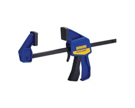 Irwin Quick-Grip mini énhåndstvinge på 6 tommer med blå og sorte greb og Quick-Release udløser, isoleret på hvid baggrund.