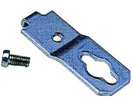 Detaljeret billede af Fibox Fp Ekin vægbeslagets form og fastgørelseshul samt en enkelt skrue.