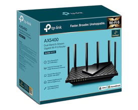 Emballagen til TP-LINK Archer AX72 AX5400 dual-band Wi-Fi 6-router med routeren og dens antenner på æsken.