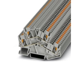 Nærbillede af Phoenix Contact etageklemmer PTTBS 2,5, der viser detaljerne på push-in-tilslutningen og de orange indføringspunkter.