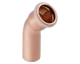 Geberit Mapress 28 mm kobber 45 graders bøjning med muffe/nippel-tilslutning set skråt forfra, med synlig kobberoverflade.