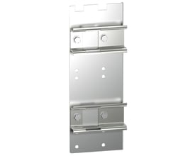 Schneider Electric dobbelt udvidelsesplade AK5PE27 i 71 mm størrelse, fremstillet af metal med tydelige monteringshuller og clips.