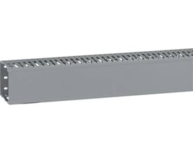 Legrand blyfri ledningskanal i grå plast, B40 x H60 mm, med 6 mm slidser og afrundede hjørner på hvid baggrund.