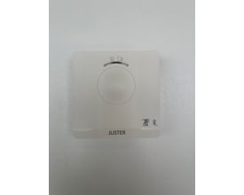 Hvid Juster Bluetooth TR3 enhed med symboler for bolig og Bluetooth, samt logoet 'JUSTER' på en grå, tekstureret baggrund.