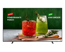 Samsung BE98D-H 98-tommers UHD-skærm med sort ramme og bordfødder viser grafik med to farverige drinks.