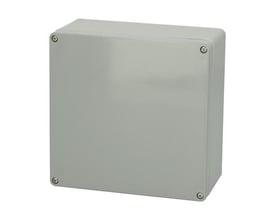 Fibox Euronorm II monteringskasse i grå polyester med mål på 250x255x120 mm, vist med låg og fire skruer på en hvid baggrund.