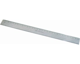 En skråtstillet Linex lineal på 30 cm, fremstillet af glasklar SAN plast med tydelige millimeter- og centimeter-markeringer.