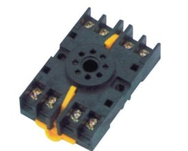 Omron Top 8PFA1 til 8-polet relæ med skrueklemmer og monteringsmulighed på DIN-skinne eller væg.