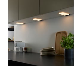 Loevschall Polaris Square LED lys med tænd/sluk sensor monteret under køkkenskabe, lyser effektivt op.