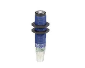 Schneider Electric M18 ultralydsføler med PNP NO output og 0,5m sensorafstand, vist med M12 stik og monteringsflanger.
