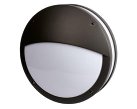 Scan Products Martina sort væglampe med halvrund, hvid diffusor og mørkegrå aluminiumskabinet.