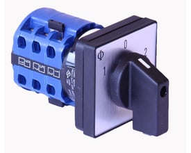 Kraus & Naimer vendeomskifter/fasevender, 3-polet 20A med sort drejehåndtag og 1-0-2 mærkat monteret på el-tavle.