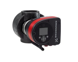 Grundfos MAGNA3 cirkulationspumpe 32-80 N med synlig kontrolboks og betjeningspanel i sort og rød.