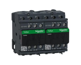 Schneider Electric TeSys D reverserende kontaktor 12A, 48 VAC med 2x3P+2NO+2NC konfiguration, vist fra venstre skråt.