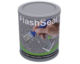 En dåse grå Perform Flash Seal fugtforsegling med pensel i brug, hvor der ses en hånd male et gråt underlag med produktet.