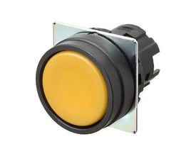 Omron A22NZ trykknap med 22mm diameter, flad gul hætte og sort plastramme på hvid baggrund.