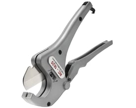 Detaljeret billede af Ridgid plastsaks RC-1625, der viser mærkningen 'RC-1625 1 5/8 OD MAX (42 mm)' og den skarpe klinge.