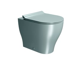 GSI Tono back-to-wall-toilet med geniusflush i mat ghiaccio, vist skråt forfra med toiletsæde og låg.