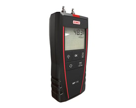 Kimo/Sauermann MP 115 S D M differenstryksmanometer i sort med røde detaljer viser tryk på 48.30 mbar på den digitale skærm.