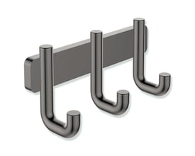 HEWI krog fra Serie 480 med tre kroge på en fælles vægplade, vist i mørk, børstet metallisk finish.